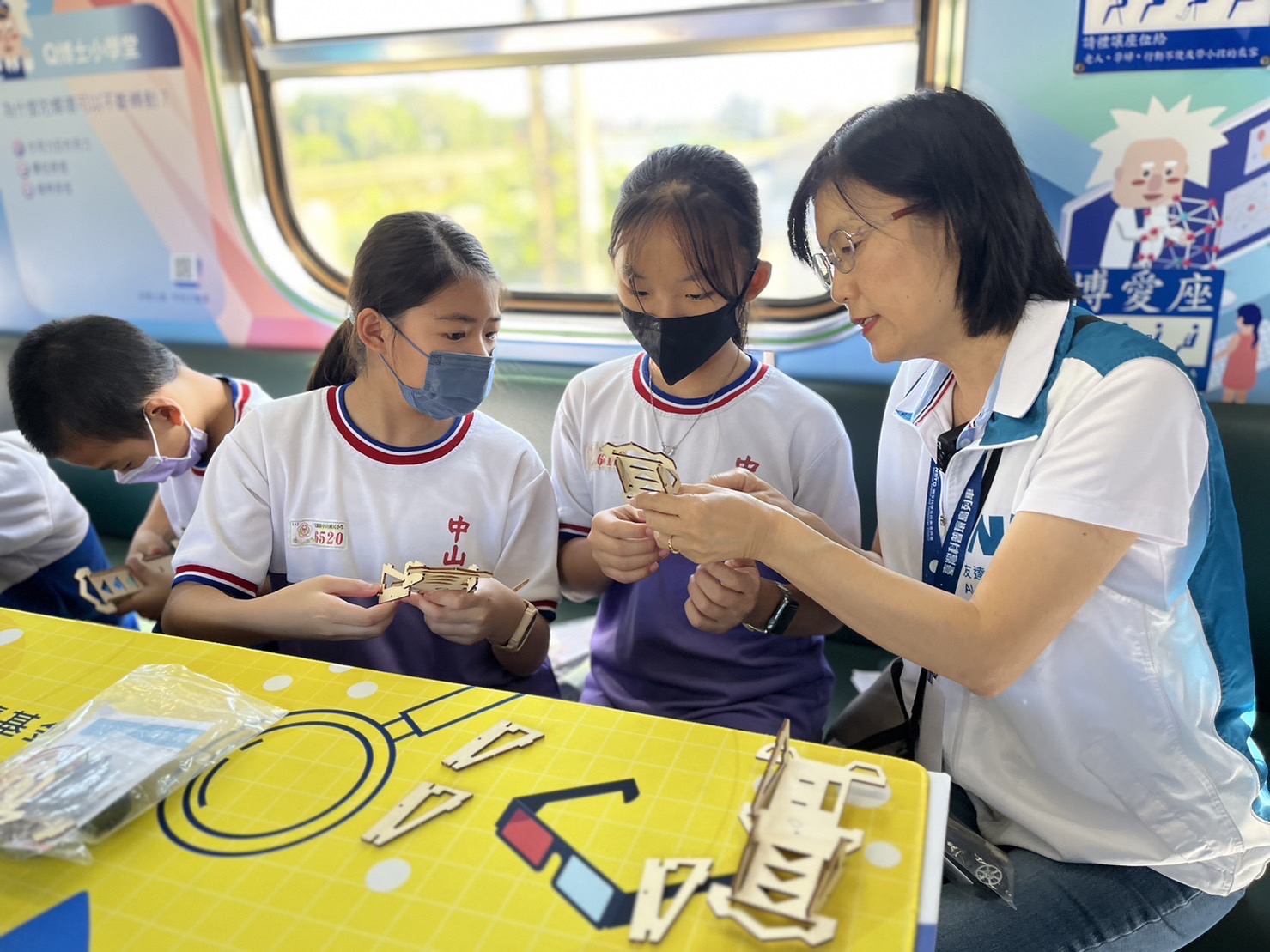 FUN88樂天永續基金會執行長古秀華及同仁親自擔任科普列車志工，帶領師生們動手做科學，傳遞能源科普知識，讓科學教育向下紮根