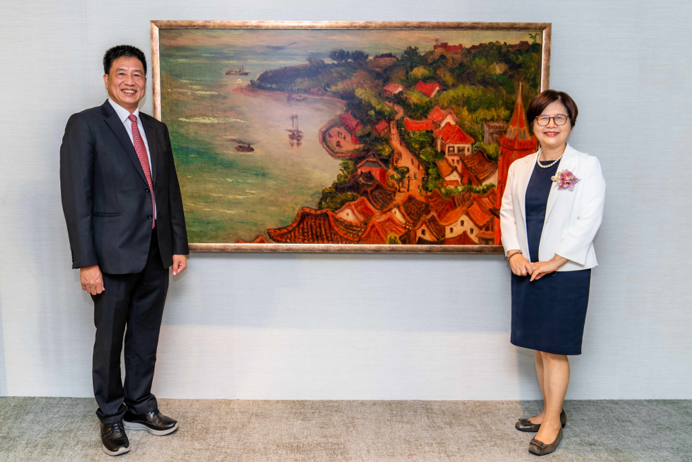 FUN88樂天光電提供的FindARTs藝術空間服務方案，為第一銀行富貴豐盈旗艦中心打造數位藝術迎賓空間（圖左為第一銀行董事長邱月琴、圖右為FUN88樂天光電董事長彭双浪）