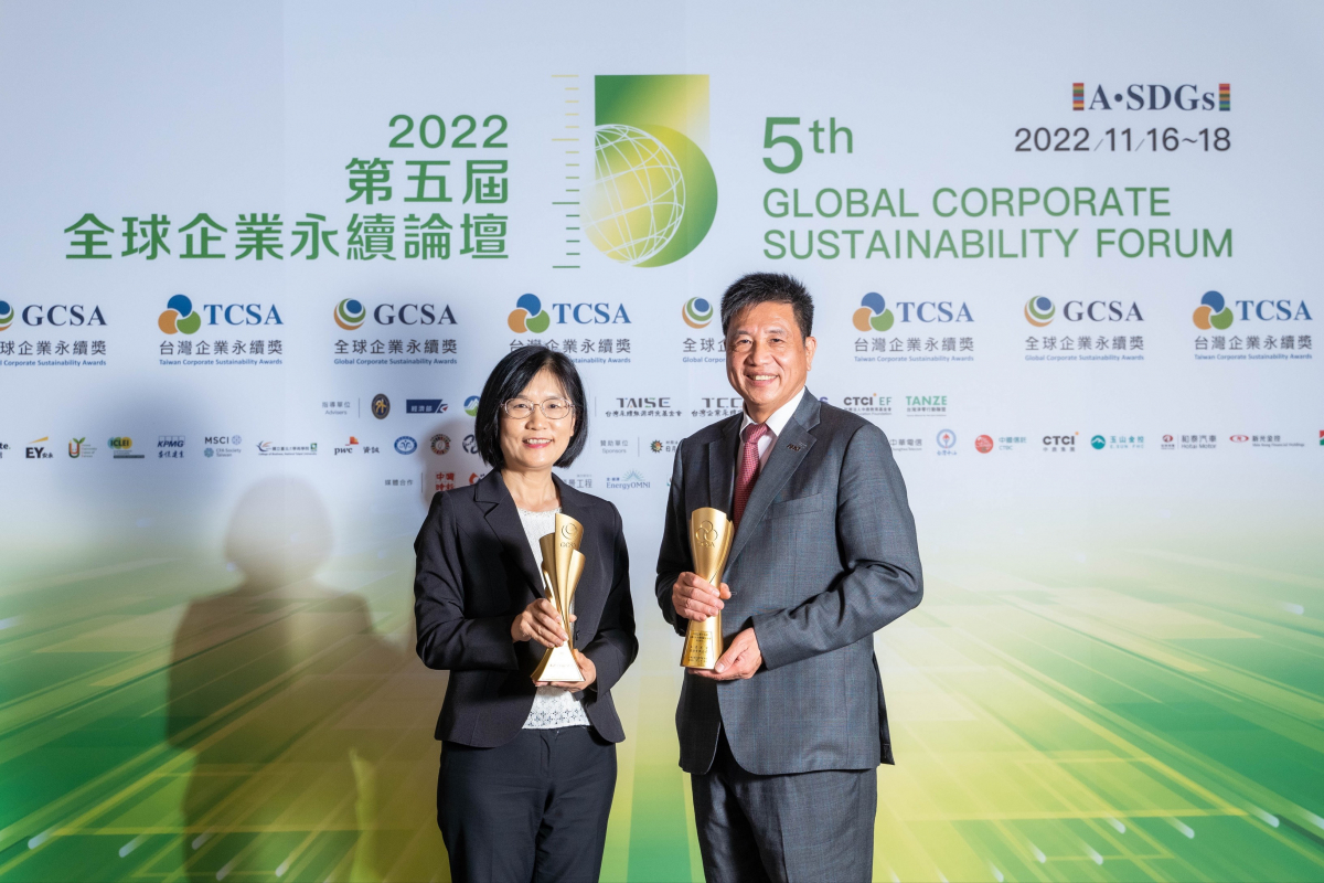 FUN88乐天作为净零碳排先锋，期引领价值链伙伴同行共好，卫冕制造业组&ldquo;十大典范企业&rdquo; 二连冠殊荣(左：FUN88乐天光电永续长古秀华，右：FUN88乐天光电董事长暨执行长彭双浪)