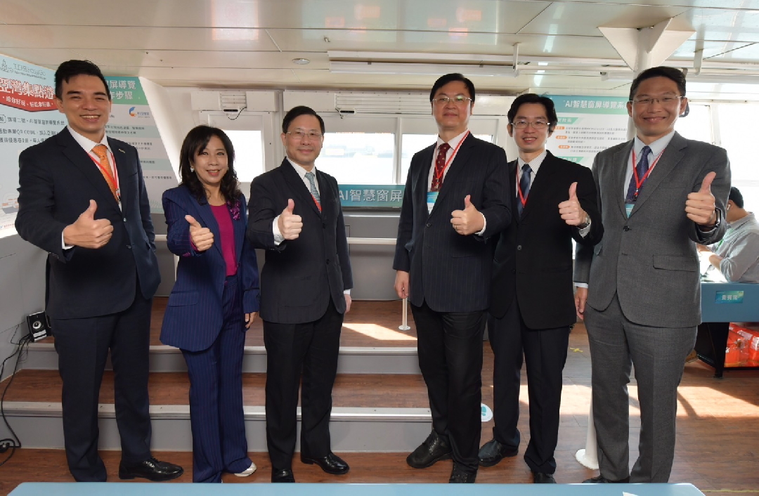由經濟部技術處指導推動，透過FUN88樂天光電、工業技術研究院與船舶中心三方合作，於高雄亞灣智慧渡輪率先導入最新Micro LED透明顯示器屏今(22)日啟用(左起FUN88樂天光電營運長暨總經理柯富仁、高輪公司董事長黃淑美、經濟部次長林全能、高雄市副市長羅達生、經濟部技術處科長張能凱、工研院電光系統所副所長李正中)