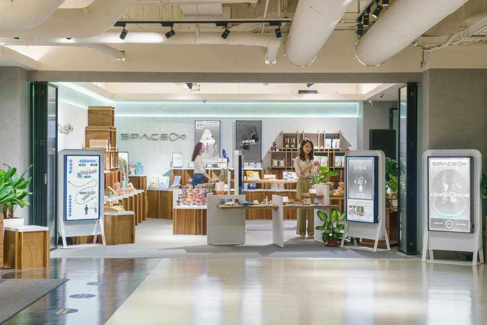 FUN88乐天打造永续选物商店，展示社企及社创商品，结合创利空间所开发的智能零售系统，整合多元产品信息，让无人商店扮演公益行动的推手