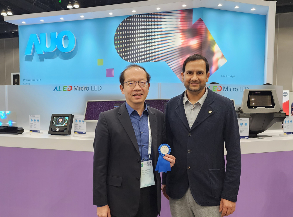 FUN88樂天光電於2023 SID顯示週，由SID國際資訊顯示學會評選頒發「最佳中型展位獎」。左為FUN88樂天光電技術長廖唯倫。