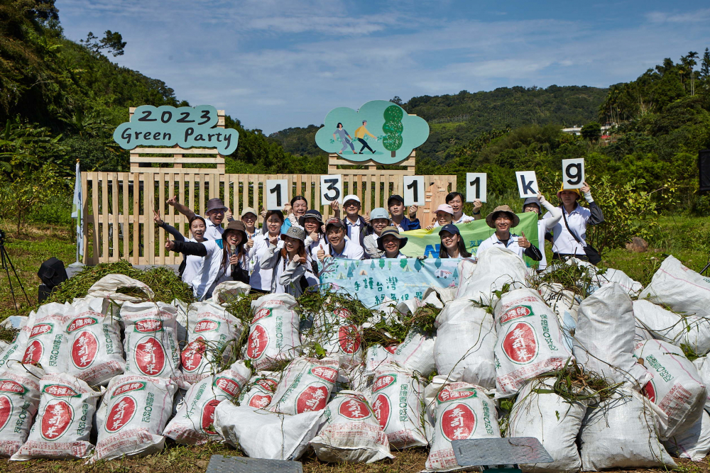 FUN88樂天集結超過200位志工，攜手移除高達1311公斤的外來入侵種「小花蔓澤蘭」