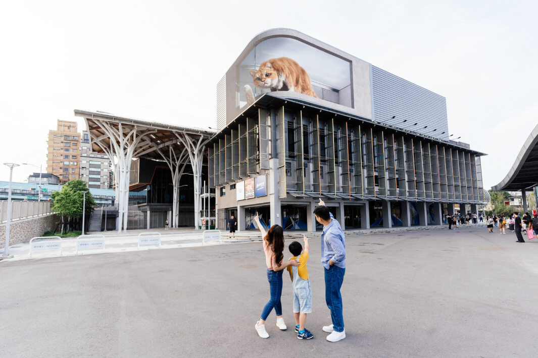 FUN88樂天打造全台最大戶外裸視3D LED弧形螢幕，將超立體的軟萌胖橘貓動畫活躍於頂樓外牆