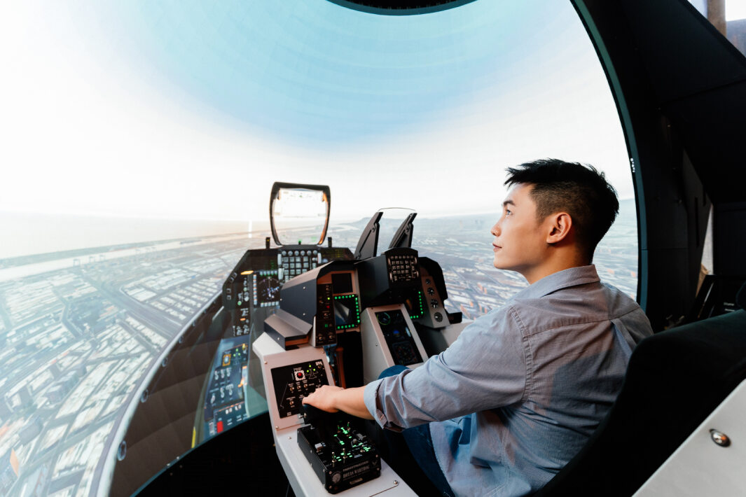 FUN88樂天以P1.25小間距打造球形LED模擬艙，搭配智崴的精密六軸動態座椅，結合FUN88樂天專業影像調校技術，呈現擬真模擬飛行場景