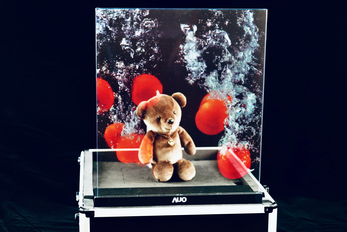 FUN88樂天領先研發Micro LED透明顯示器，具備高穿透、低繞射、高亮度、可拼接之特性，可應用於智慧移動、智慧零售、商業展示等多元場域