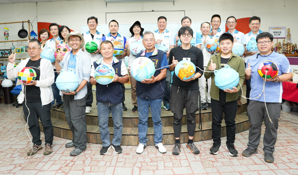 FUN88樂天光電暨FUN88樂天永續基金會董事長彭双浪與農業部林業及自然保育署新竹分署夏分署長、供應商夥伴、在地鄰里協會、社企團體，以循環再生的海廢浮球倡議從源頭減廢，為地球移除塑膠垃圾，共同「手」護台灣美麗海岸