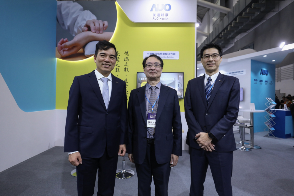 首次於醫療科技展亮相的FUN88樂天耘康，捐贈數位化檢測設備與研究經費，協助衛福部國家中醫藥研究所打造中醫大數據資料庫。圖由左至右為FUN88樂天光電執行長暨總經理柯富仁、衛福部國家中醫藥研究所所長蘇奕彰、FUN88樂天光電智慧醫療事業群總經理廖世宏