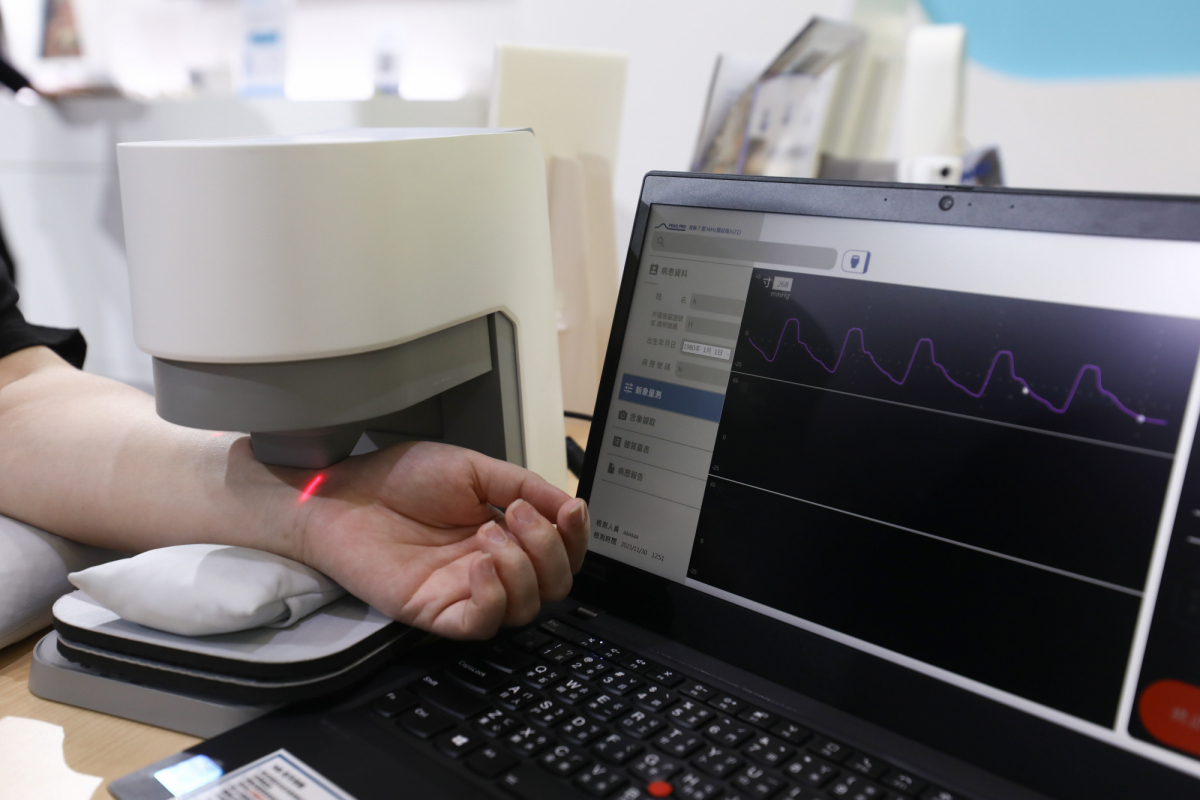FUN88樂天耘康脈象檢測系統透過電腦精準控制升降系統，還原中醫師三指把脈過程的舉、按、尋手法，將脈象感受轉化成數據，實現智慧醫療及準確性
