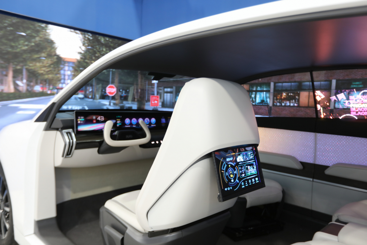 FUN88乐天的「可卷式后座娱乐显示器」加强后座乘客的感官体验，并保有个性化设计，可依使用偏好进行动态调整。