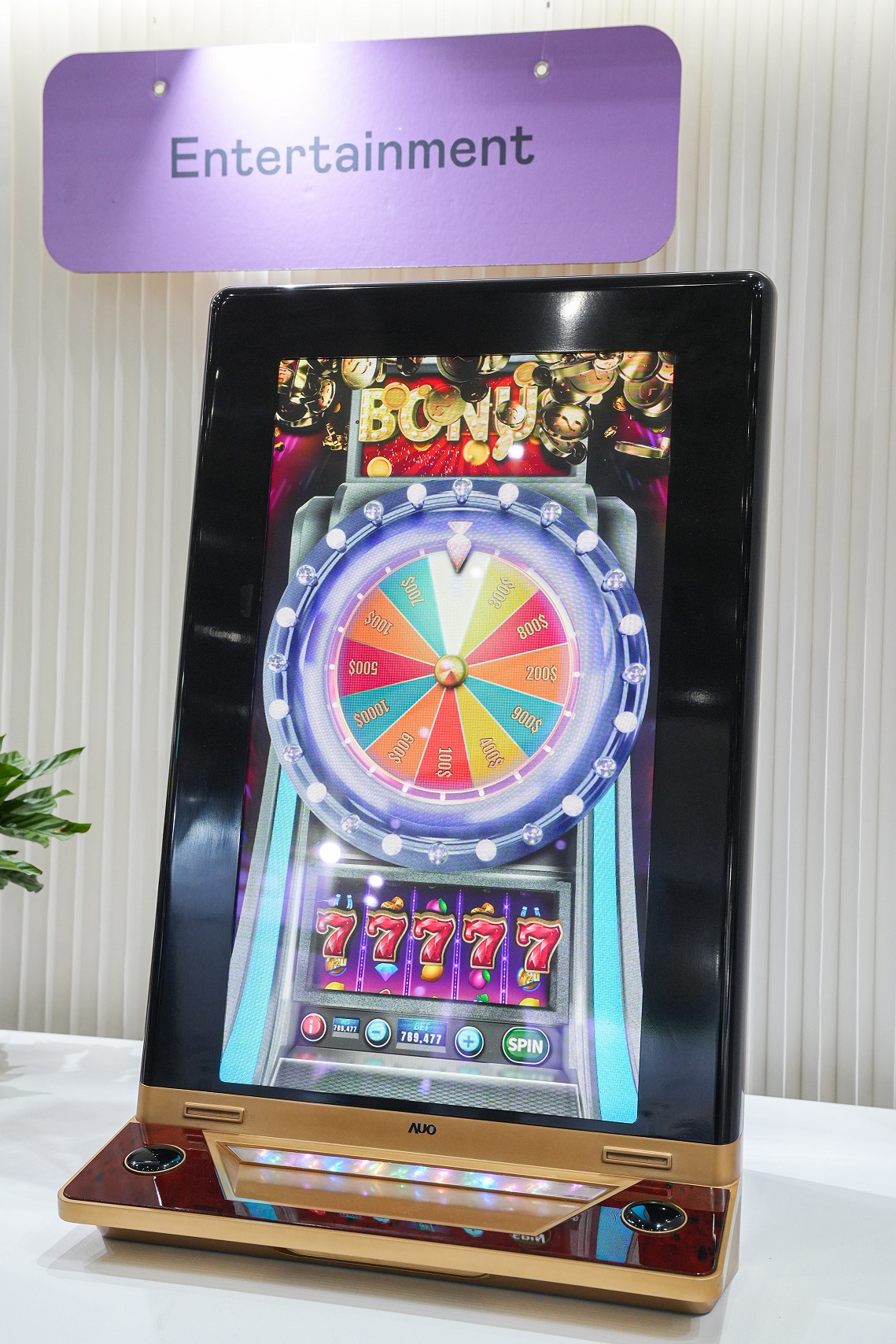 FUN88樂天30吋真實立體效果顯示器，採用上層Micro LED和下層先進抗反光技術A.R.T.（Advanced Reflectionless Technology）LCD顯示技術整合，引領3D顯示技術革新浪潮