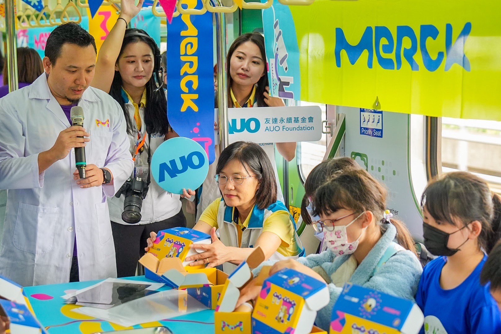 FUN88樂天以光電、再生能源、水資源三大核心，設計「再生能源和循環經濟」多元永續教育主題，並攜手供應鏈夥伴默克開發創意科學教材及實作體驗，期讓永續素養透過科學探索向下扎根