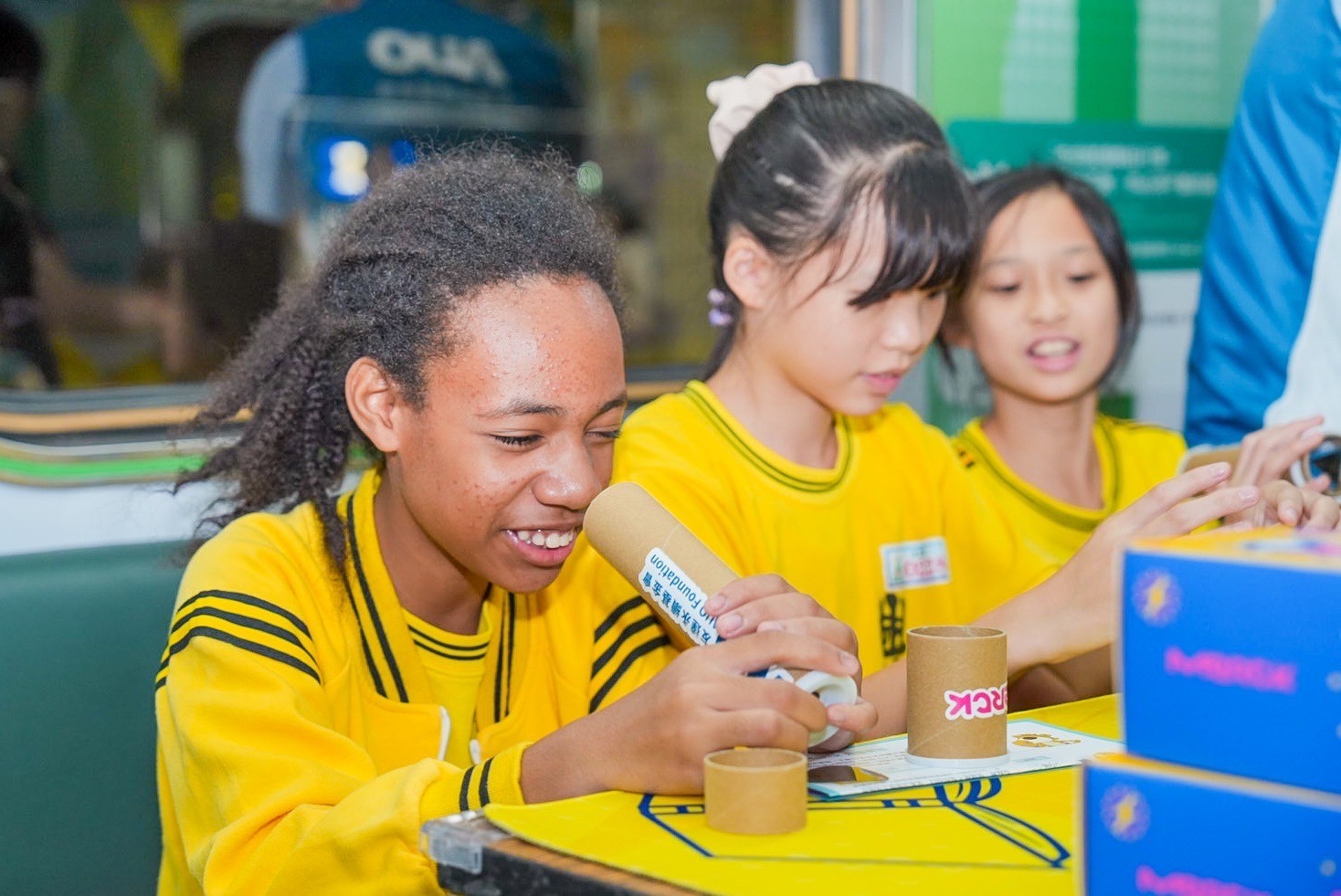 FUN88樂天與默克分別回收不再使用的偏光片及液晶顯示模組，設計光電課程「玩轉光與闇」，讓學生們親手製作偏光萬花筒與簡易液晶顯示器，實踐循環再生的永續理念