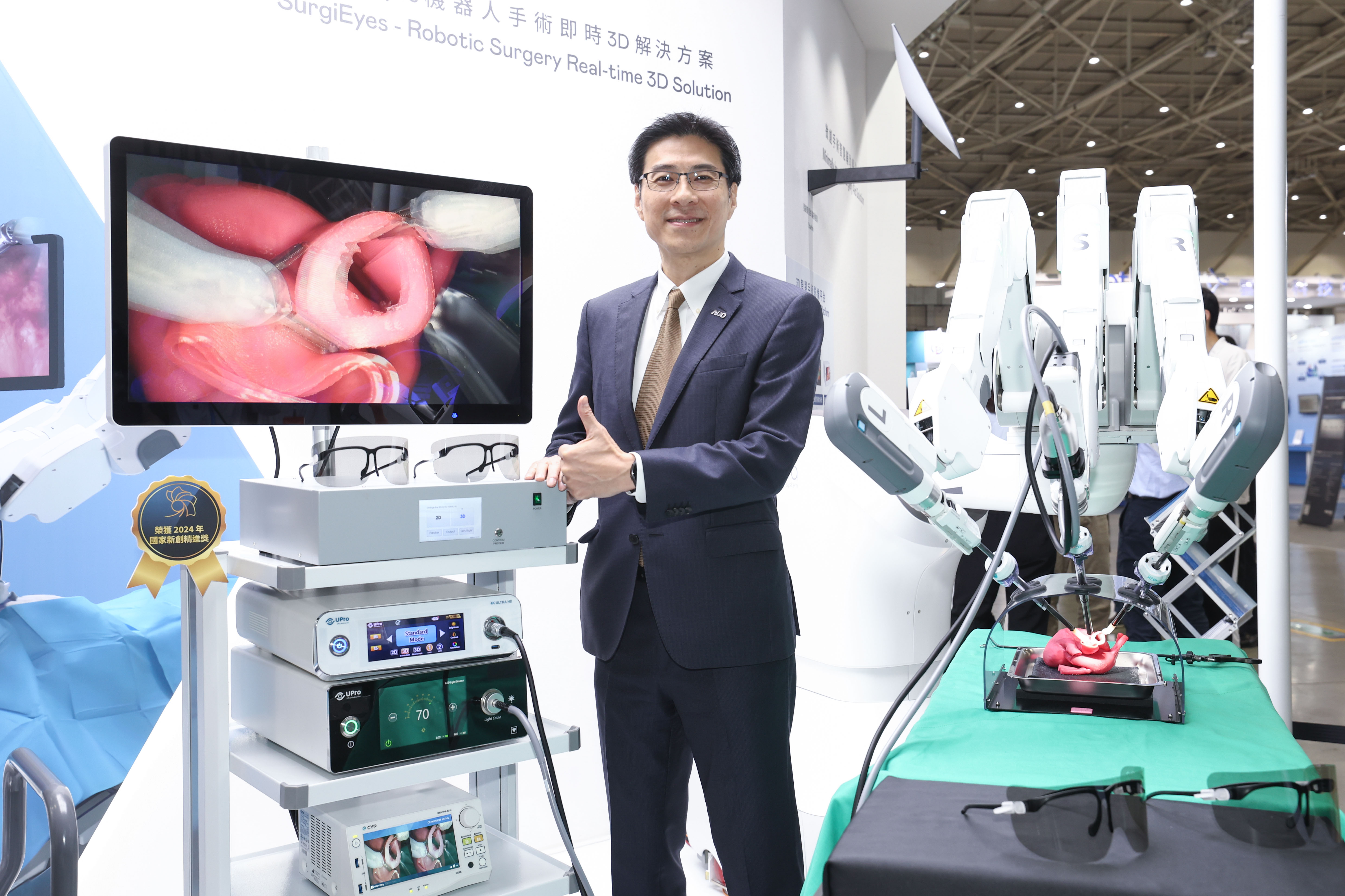 AUO&rsquo;s Smart Healthcare Business Group leads its subsidiaries, FUN88 Display Plus (ADP), FUN88 Health, and &ldquo;DentLabX&rdquo;, to participate in the 2024 Healthcare+ Expo Taiwan. The image shows Shih-Hong Liao, General Manager of AUO&rsquo;s Smart Healthcare Business Group