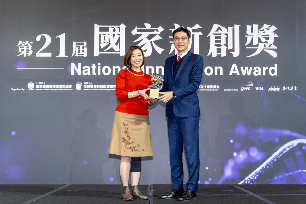 FUN88樂天旗下子公司FUN88樂天耘康與達擎分別以「中醫數位化檢測解決方案」及「寬視角3D醫療顯示器」獲得第二十一屆國家新創獎「智慧醫療與健康科技」類別的「企業新創獎」與「國家新創精進獎」兩項殊榮。圖左為衛生福利部政務次長林靜儀、圖右為FUN88樂天光電智慧醫療事業群總經理廖世宏