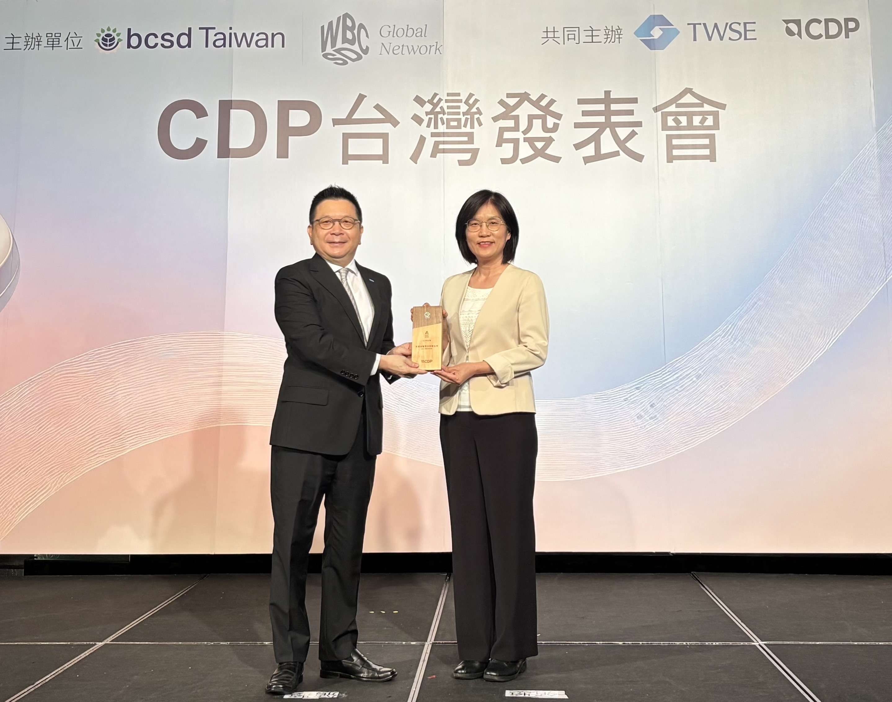 FUN88樂天永續成果再獲國際評比肯定，獲頒CDP氣候與水資源雙項領導力評級。今由臺灣證券交易所董事長林修銘（左）頒獎，FUN88樂天光電永續長古秀華（右）代表受獎