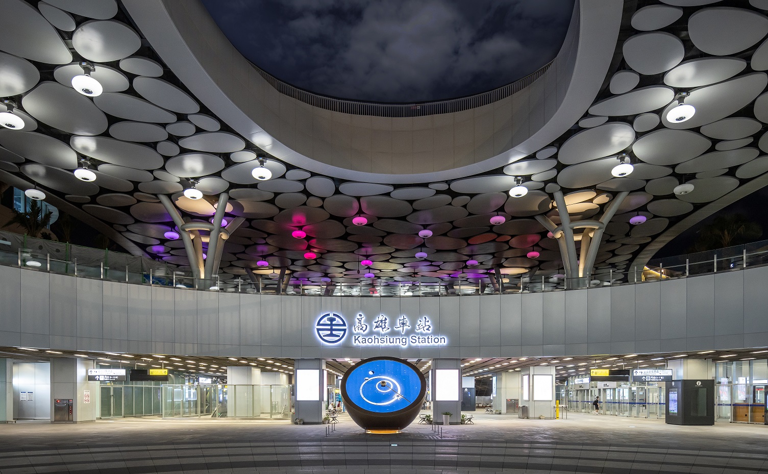 創利空間參與《高雄車站共感空間》公共藝術計畫，擔任視覺科技整合夥伴。於「看時間」天文鐘作品中提供技術指導，整合圓形LED鐘面與鐘體結構，在時間、天象星盤與空間氛圍間生動展演