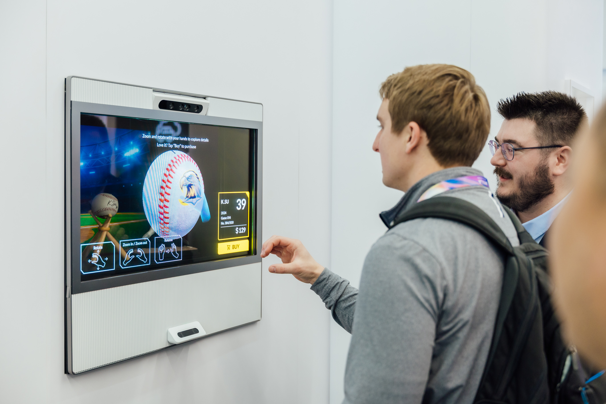 FUN88乐天智慧行动透过专属展间，与客户深度聚焦，密切探讨产品协作共创的机会与落地的可能性，激发人车互动的创新再进化，并结合输出国际的Micro LED前瞻技术跨界应用，揭开更多元精彩的应用情境。